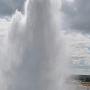 Der sogenannte große Geysir ruht derzeit zwar (bereits seit einigen Jahren), aber der Strokkur einige Meter weiter schleudert ca. alle 4-5 Minuten eine Fontäne aus heißem Wasser in die Luft.